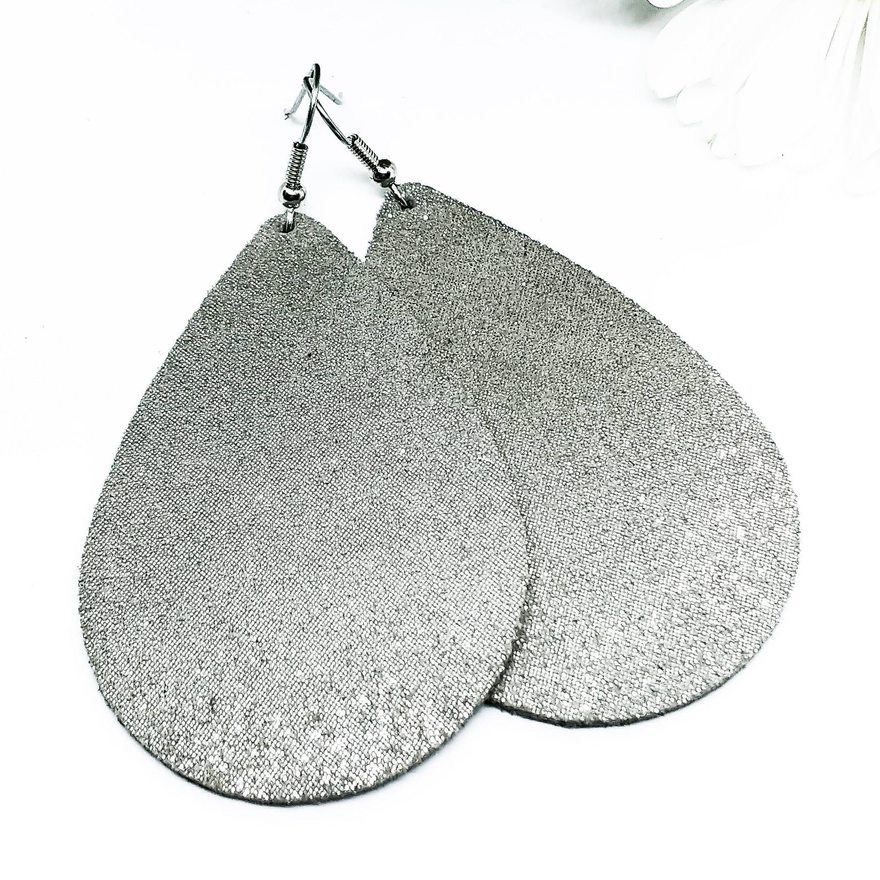 Leder Ohrringe Stürmisch Grau Glitzernd Schimmern Handmade By Hammered Love Letters Leder Ohrringe Stürmisch Grau Glitzernd Schimmern Handmade By Hammered Love Letters von HammeredLoveLetters