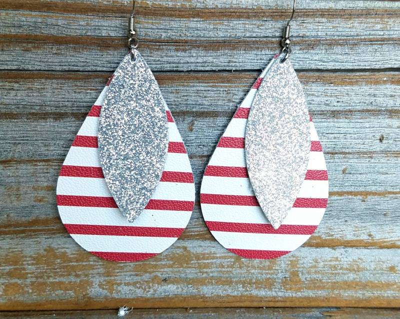 Leder Ohrringe Tropfen Doubles Weiß Mit Roten Streifen Und Glitzer Blattsilber Handgemacht By Hammered Love Letters Leder Ohrringe Tropfen Doubles Weiß Mit Roten Streifen Und Glitzer Blattsilber Handgemacht By Hammered Love Letters von HammeredLoveLetters