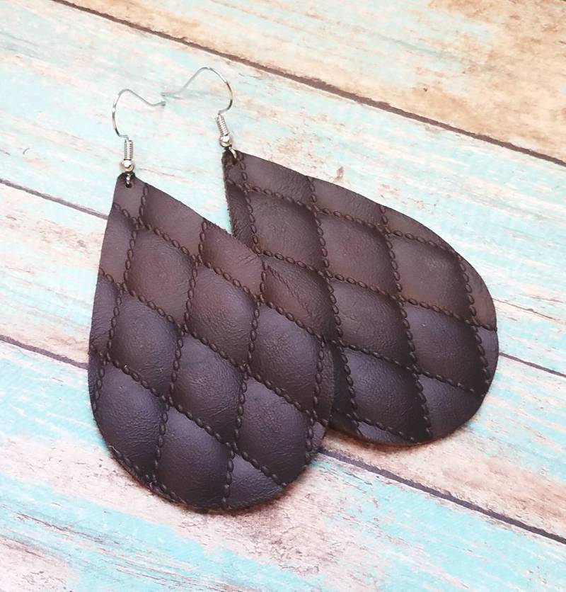 Leder Ohrringe Tropfen Dunkelbraun Gestepptes Muster Wählen Sie Ihre Größe Leder Ohrringe Tropfen Dunkelbraun Gestepptes Muster Wählen Sie Ihre Größe von HammeredLoveLetters