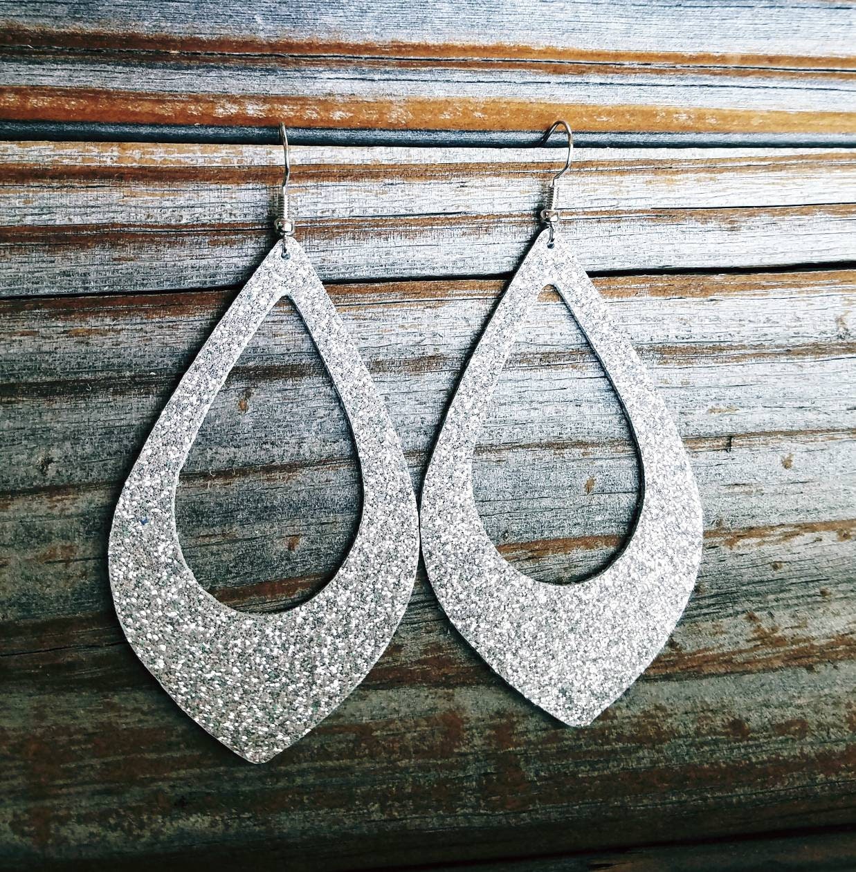Leder Ohrringe Tropfen Lackleder Glitzer Silber Cut Outs Wähle Deine Größe Handgemacht By Hammered Love Letters Leder Ohrringe Tropfen Lackleder Glitzer Silber Cut Outs Wähle Deine Größe Handgemacht By Hammered Love Letters von HammeredLoveLetters