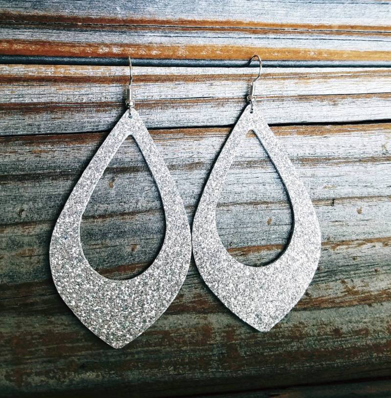 Leder Ohrringe Tropfen Lackleder Glitzer Silber Cut Outs Wähle Deine Größe Handgemacht By Hammered Love Letters Leder Ohrringe Tropfen Lackleder Glitzer Silber Cut Outs Wähle Deine Größe Handgemacht By Hammered Love Letters von HammeredLoveLetters