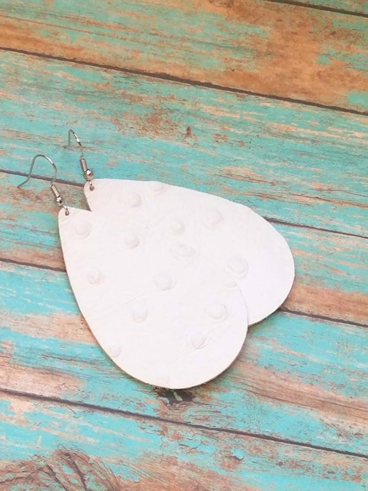 Leder Ohrringe Tropfenweiß Straußenmuster Wählen Sie Ihre Größe Leder Ohrringe Tropfenweiß Straußenmuster Wählen Sie Ihre Größe von HammeredLoveLetters