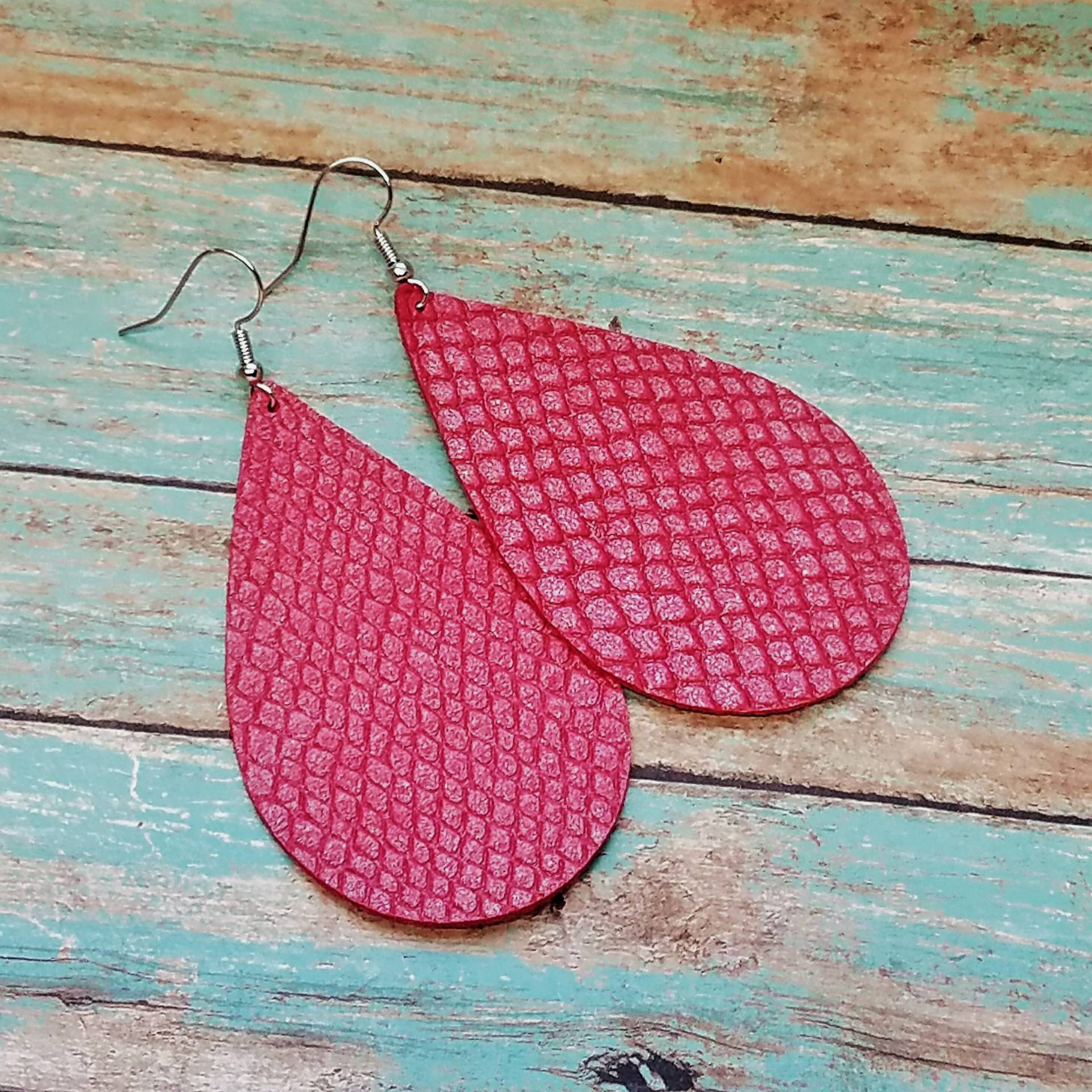 Leder Ohrringe Wassermelone Pink Schlangenmuster Handgemacht By Hammered Love Letters Leder Ohrringe Wassermelone Pink Schlangenmuster Handgemacht By Hammered Love Letters von HammeredLoveLetters