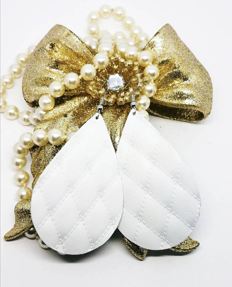 Leder Ohrringe Weiß Gestepptes Muster Handgemacht By Hammered Love Letters Leder Ohrringe Weiß Gestepptes Muster Handgemacht By Hammered Love Letters von HammeredLoveLetters