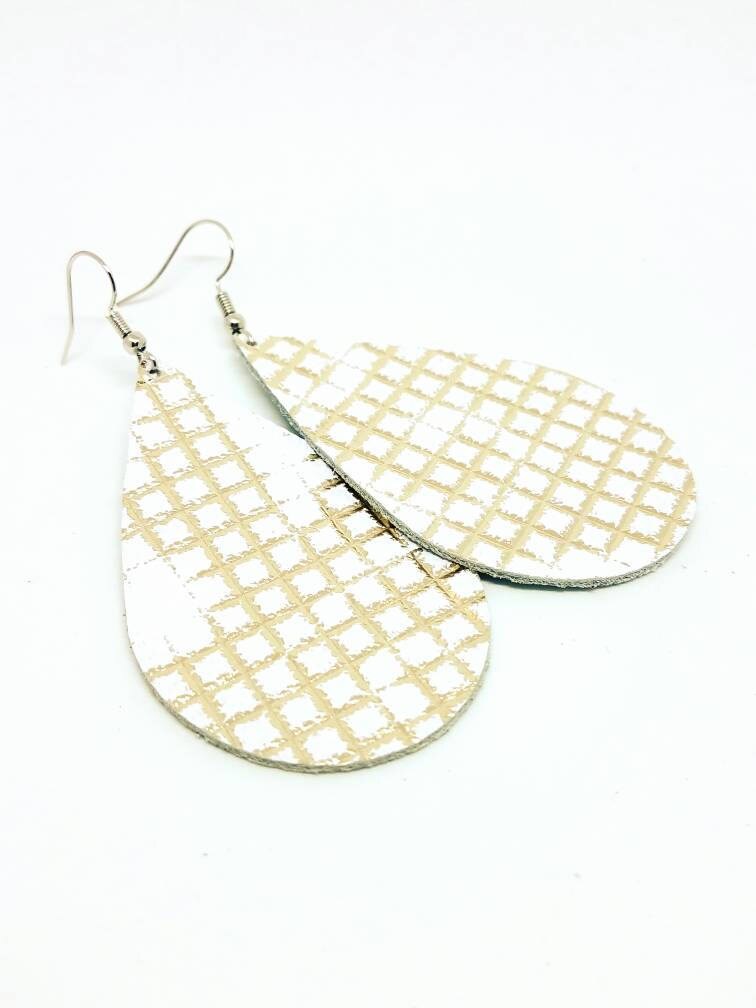 Leder Ohrringe Weiß Mit Gold Metallic Handmade By Hammered Love Letters Leder Ohrringe Weiß Mit Gold Metallic Handmade By Hammered Love Letters von HammeredLoveLetters