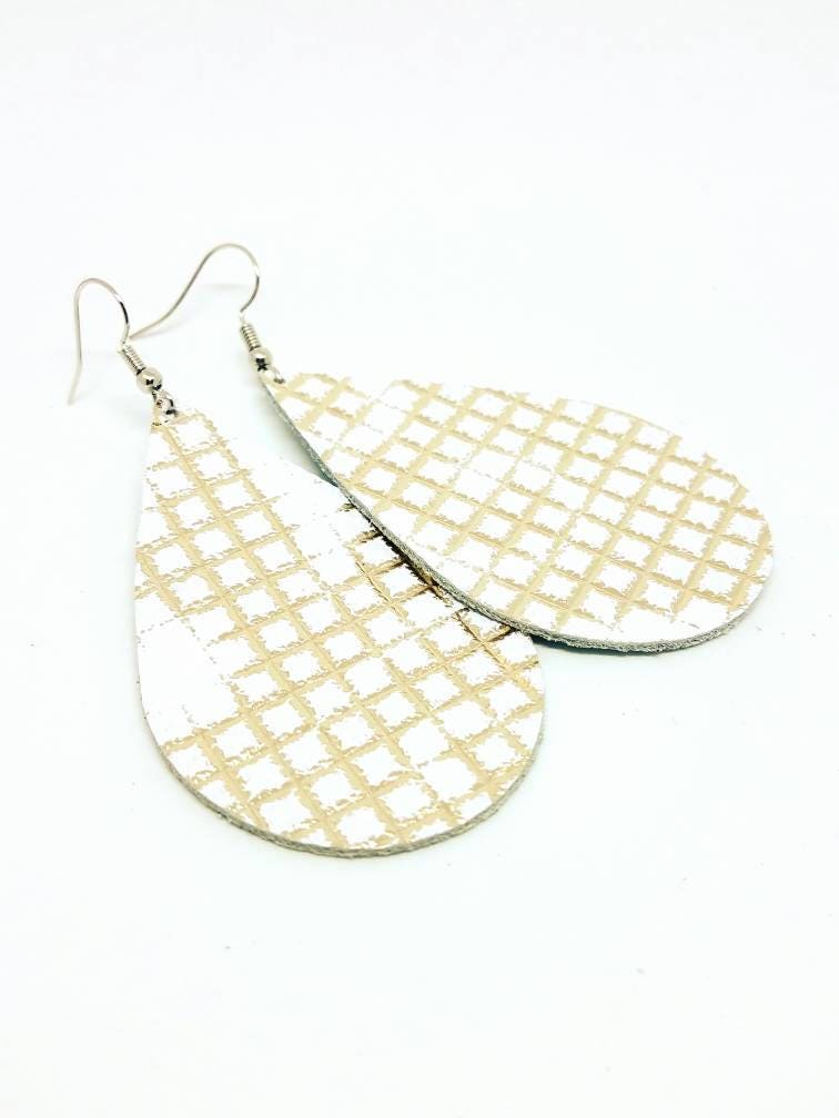 Leder Ohrringe Weiß Mit Gold Metallic Handmade By Hammered Love Letters Leder Ohrringe Weiß Mit Gold Metallic Handmade By Hammered Love Letters von HammeredLoveLetters