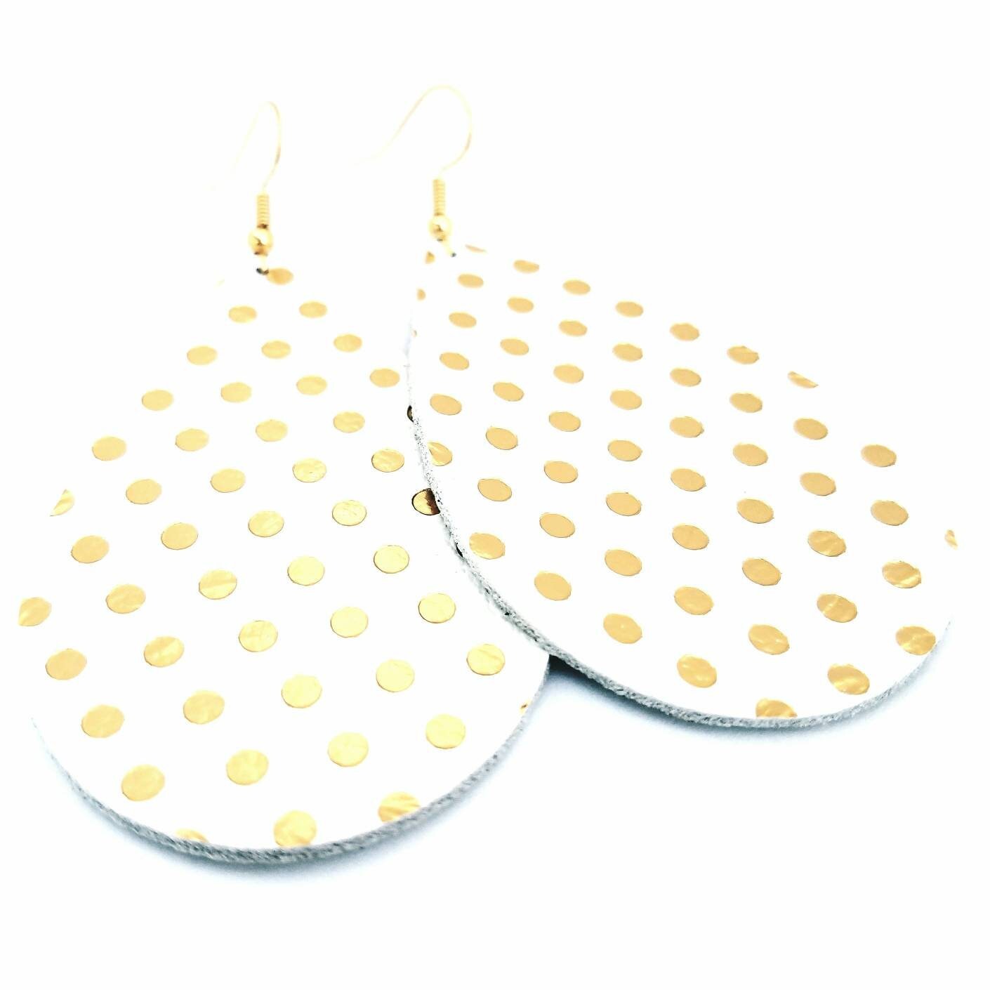 Leder Ohrringe Weiß Mit Goldenen Polka Dots Handgemacht By Hammered Love Letters Leder Ohrringe Weiß Mit Goldenen Polka Dots Handgemacht By Hammered Love Letters von HammeredLoveLetters