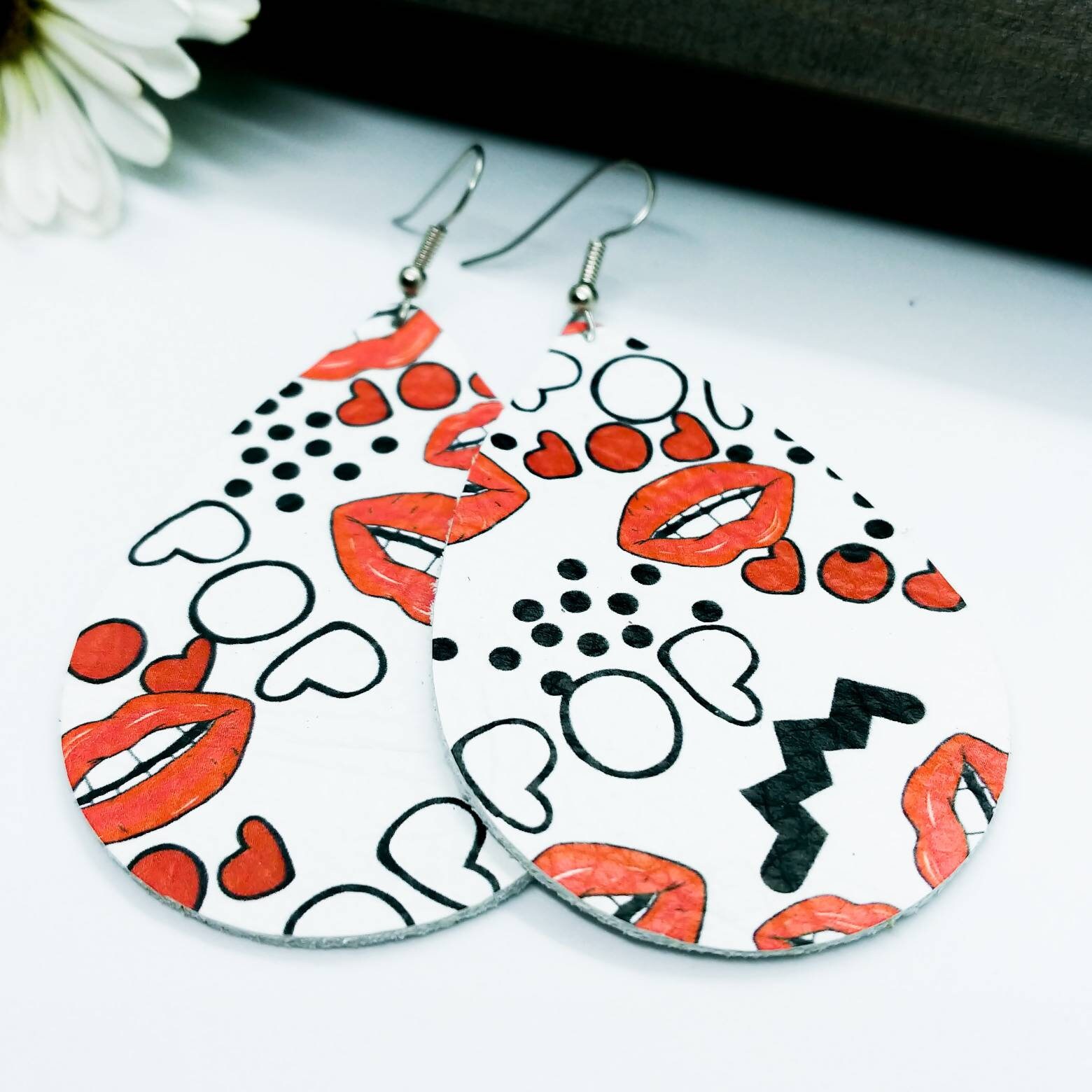 Leder Ohrringe Weiß Schwarz 80Er Jahre Pop Lippen Und Herzen Valentinstag Special Handgemacht Von Hammered Love Letters Leder Ohrringe Weiß Schwarz 80Er Jahre Pop Lippen Und Herzen Valentinstag Special Handgemacht Von Hammered Love Letters von HammeredLoveLetters