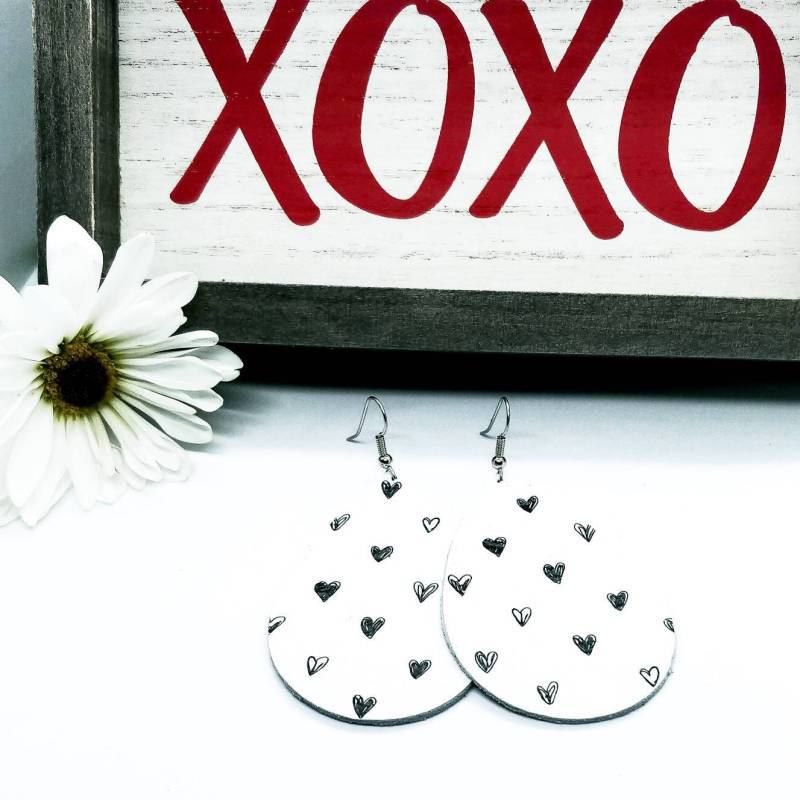 Leder Ohrringe Weiß Schwarz Scribble Herzen 3 Größen Erhältlich Handmade By Hammered Love Letters Leder Ohrringe Weiß Schwarz Scribble Herzen 3 Größen Erhältlich Handmade By Hammered Love Letters von HammeredLoveLetters