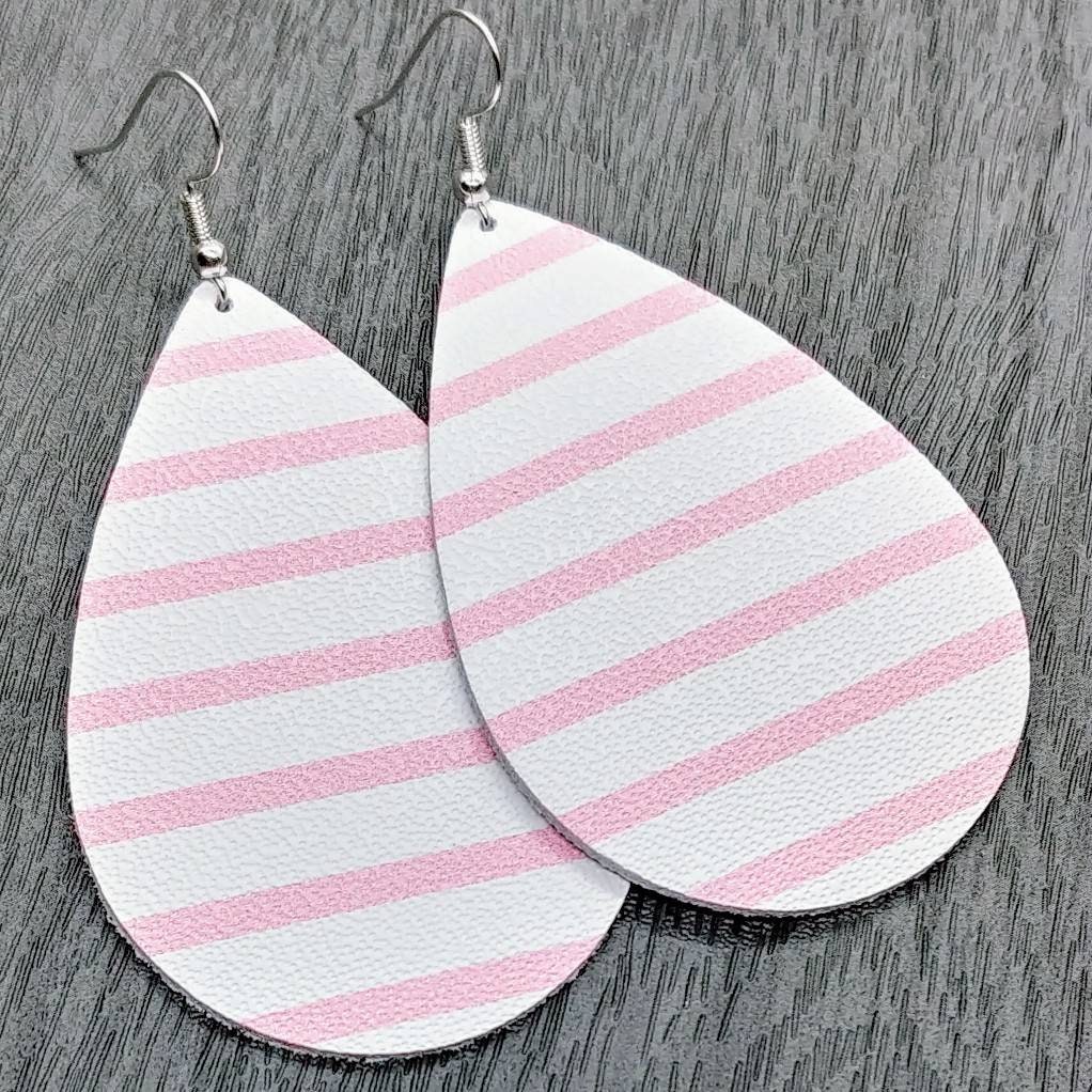 Leder Ohrringe Weiß Und Rosa Streifen Handgemacht By Hammered Love Letters Leder Ohrringe Weiß Und Rosa Streifen Handgemacht By Hammered Love Letters von HammeredLoveLetters