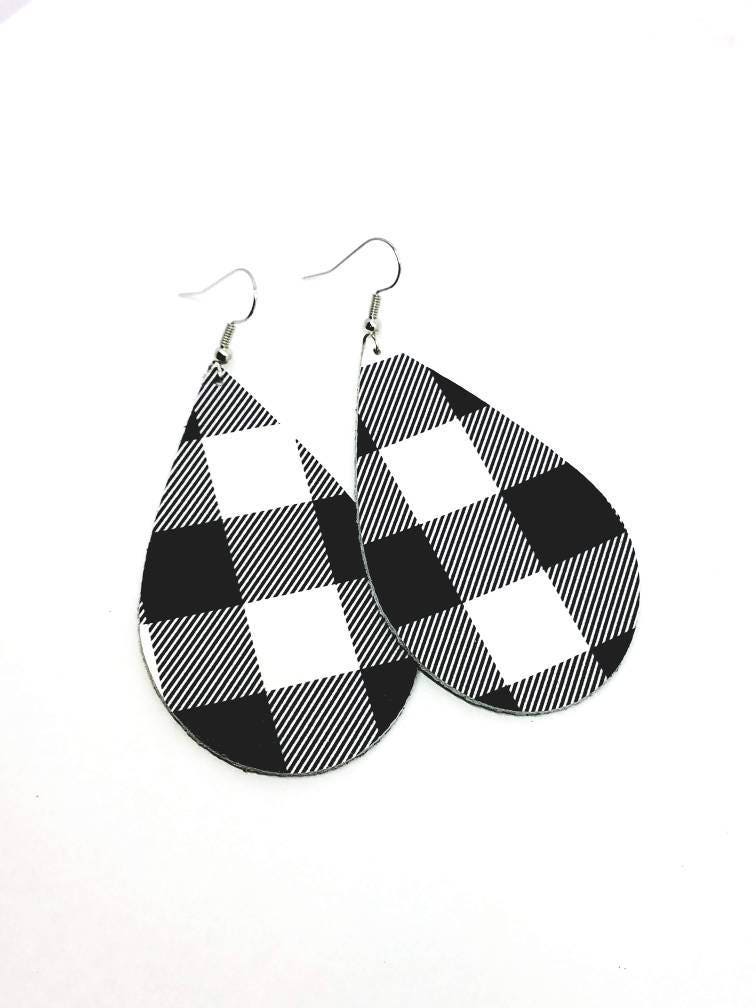 Leder Ohrringe Weiß Und Schwarz Büffel Karo Kariert Handgefertigt By Hammered Love Letters Leder Ohrringe Weiß Und Schwarz Büffel Karo Kariert Handgefertigt By Hammered Love Letters von HammeredLoveLetters