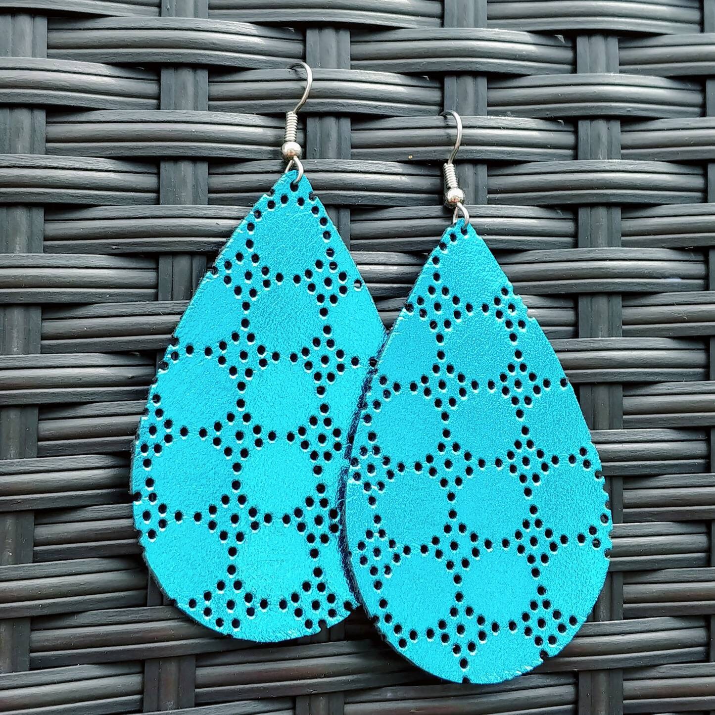 Leder Tropfen Ohrringe Türkis Metallic Swiss Dot Pick Leder Tropfen Ohrringe Türkis Metallic Swiss Dot Pick von HammeredLoveLetters