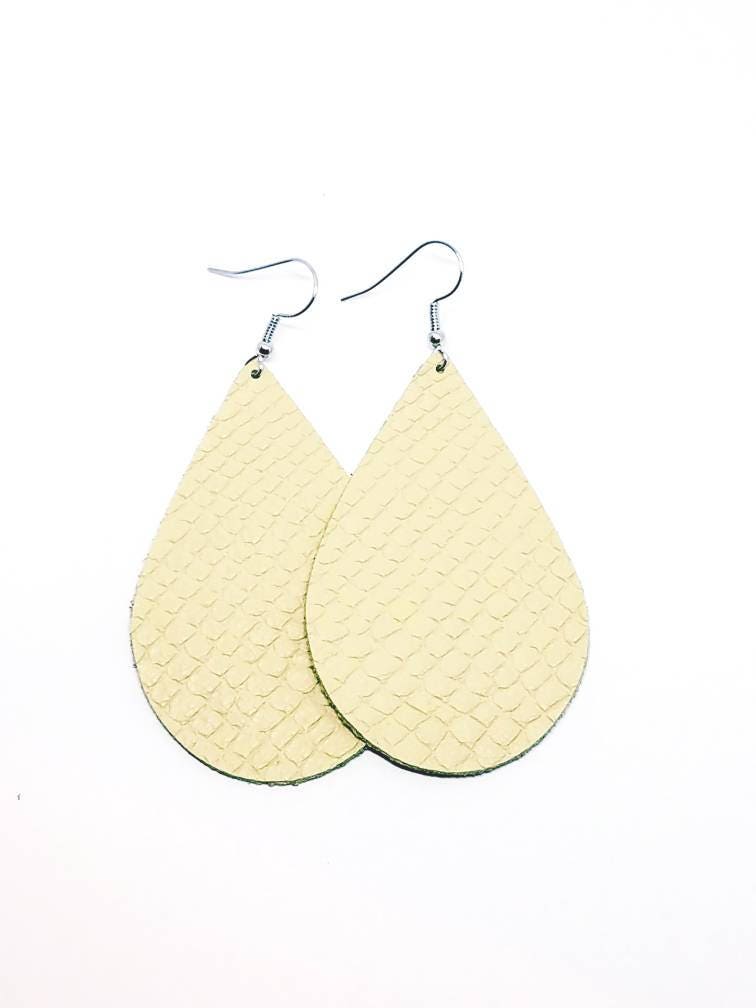 Lederohrringe Creme Vanille Naturweiß Schlangenmuster Handgemacht By Hammered Love Letters Lederohrringe Creme Vanille Naturweiß Schlangenmuster Handgemacht By Hammered Love Letters von HammeredLoveLetters