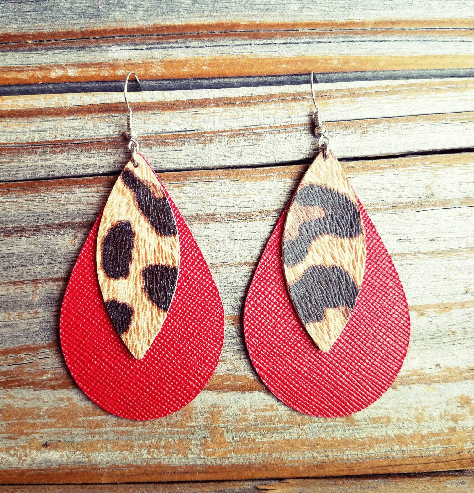 Lederohrringe Doubles Rot Saffiano Mit Leopardenprint Blatt Handgemacht By Hammered Love Letters Lederohrringe Doubles Rot Saffiano Mit Leopardenprint Blatt Handgemacht By Hammered Love Letters von HammeredLoveLetters