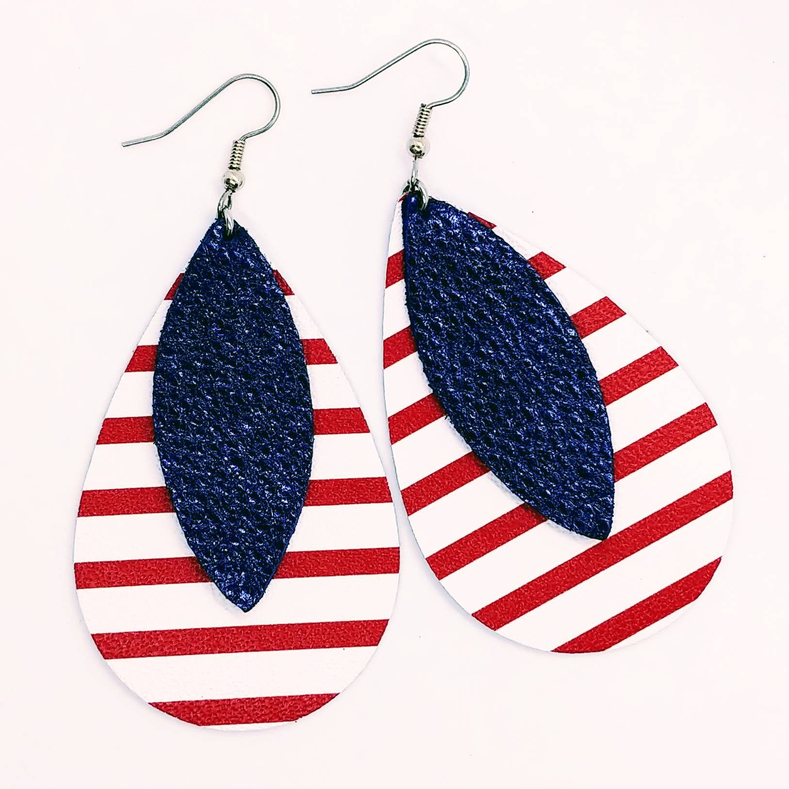 Lederohrringe Doubles Weiß Mit Roten Streifen Und Metallic Navy Blauem Blatt Handgemacht By Hammered Love Letters Lederohrringe Doubles Weiß Mit Roten Streifen Und Metallic Navy Blauem Blatt Handgemacht By Hammered Love Letters von HammeredLoveLetters