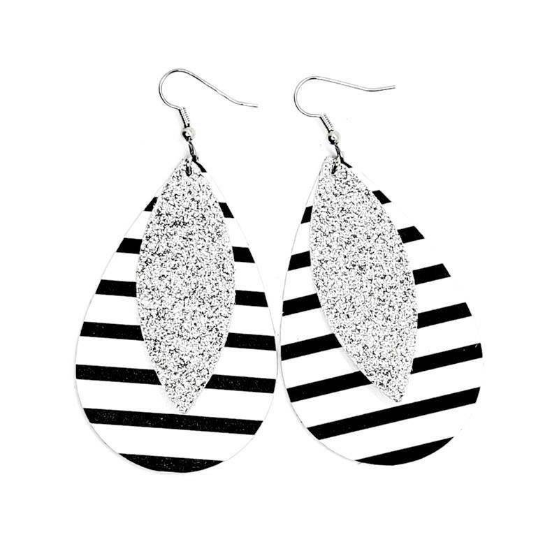 Lederohrringe Doubles Weiß Mit Schwarzen Streifen Und Glitzernem Blattsilber Handgemacht By Hammered Love Letters von HammeredLoveLetters