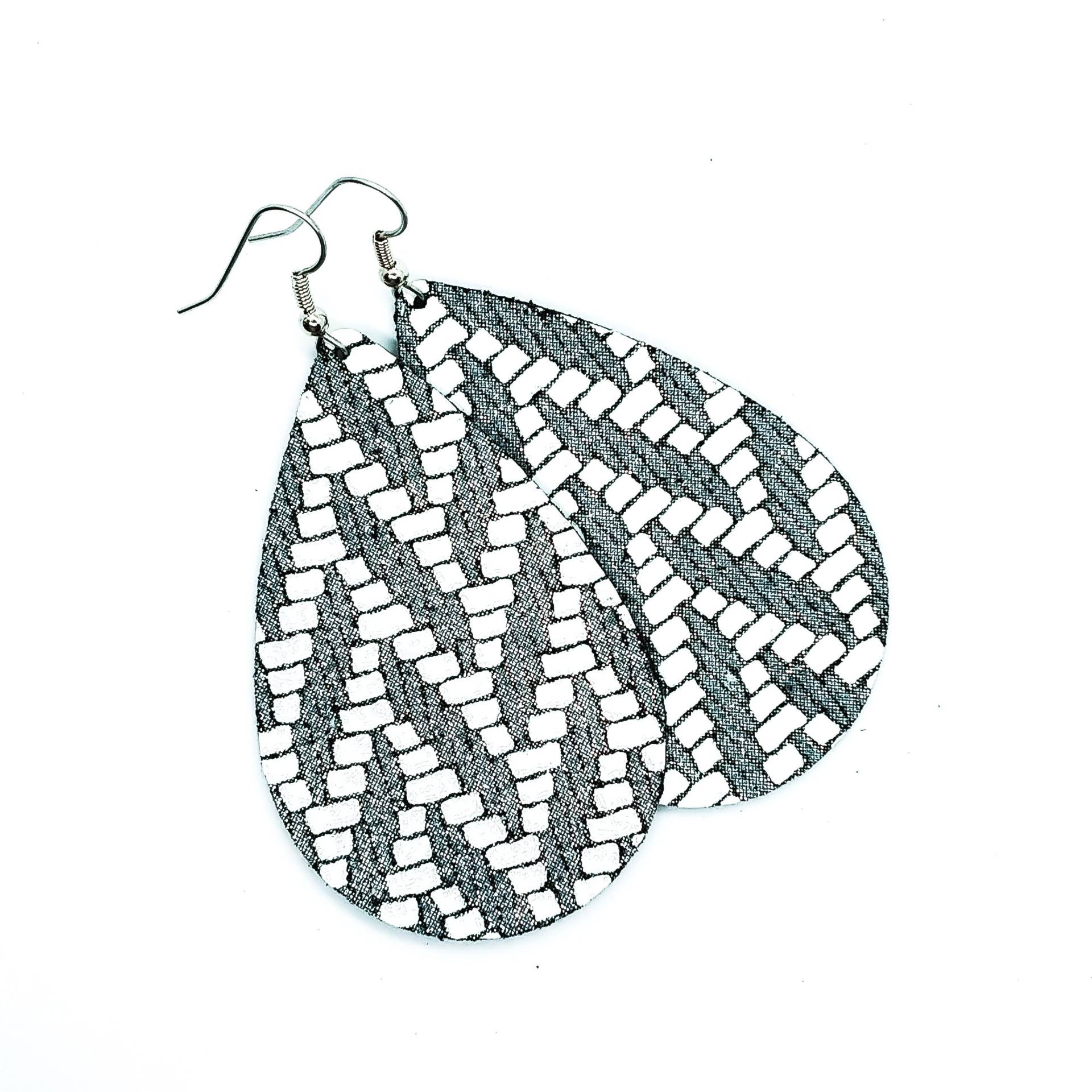 Lederohrringe Grau Und Weiß Glitzerndes Schimmerndes Leder Handgemacht By Hammered Love Letters Lederohrringe Grau Und Weiß Glitzerndes Schimmerndes Leder Handgemacht By Hammered Love Letters von HammeredLoveLetters