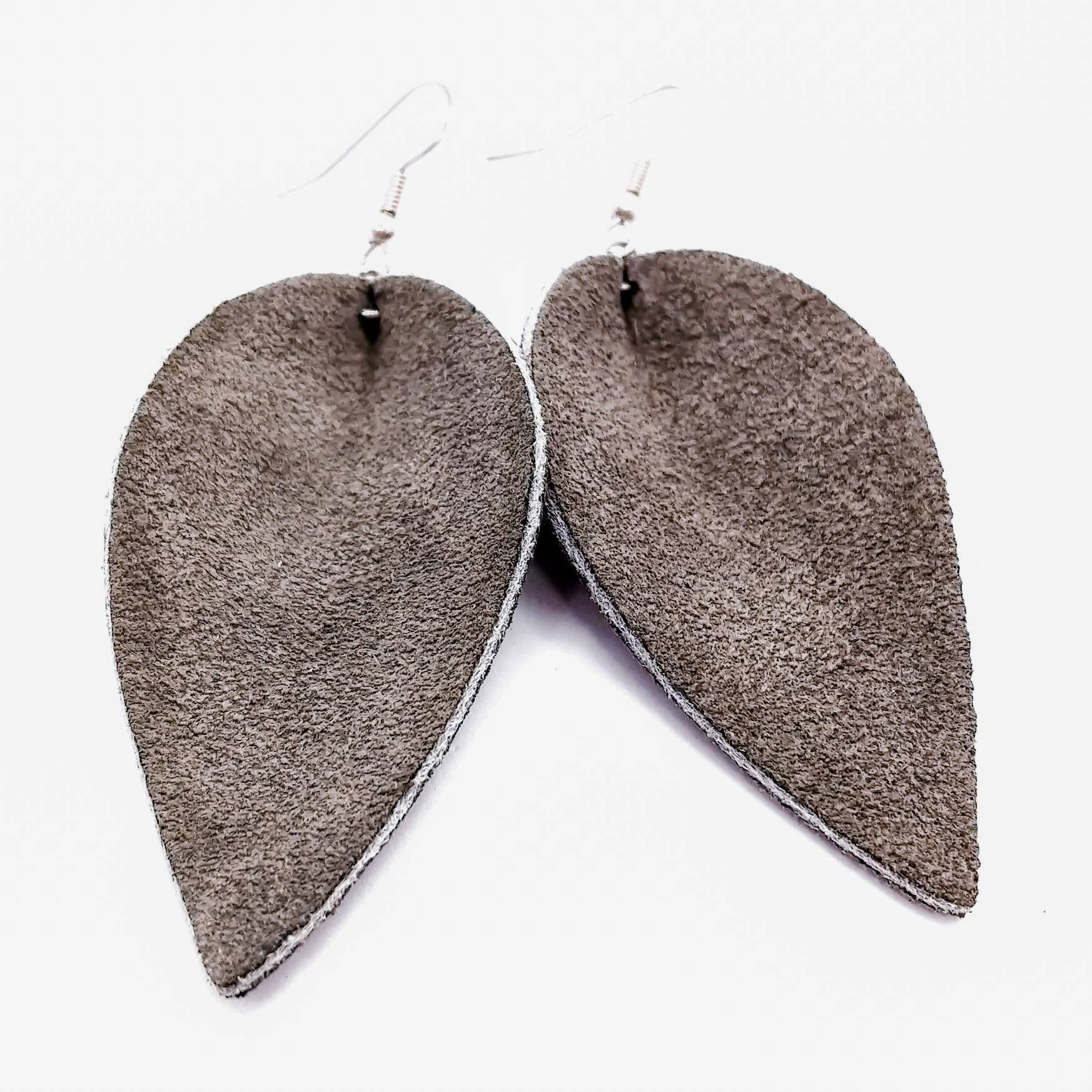 Lederohrringe Grau Wildleder Zia Magnolie Blatt Gefaltet Mittelgrau Veloursleder Ohrringe Handmade Lederohrringe Grau Wildleder Zia Magnolie Blatt Gefaltet Mittelgrau Veloursleder Ohrringe Handmade von HammeredLoveLetters
