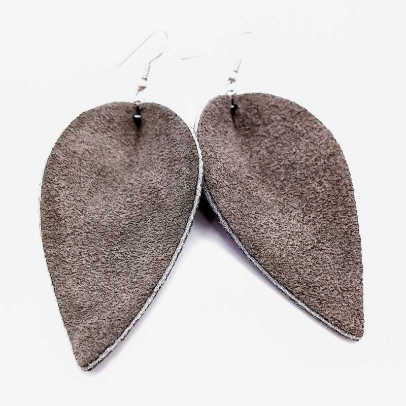 Lederohrringe Grau Wildleder Zia Magnolie Blatt Gefaltet Mittelgrau Veloursleder Ohrringe Handmade Lederohrringe Grau Wildleder Zia Magnolie Blatt Gefaltet Mittelgrau Veloursleder Ohrringe Handmade von HammeredLoveLetters