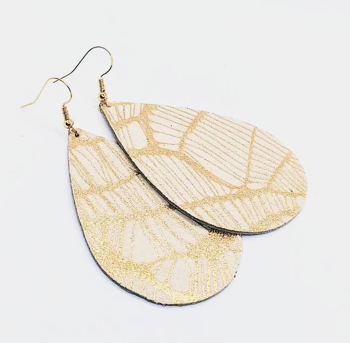 Lederohrringe Hellgold Mit Gold Gewebtem Leder Handgemacht By Hammered Love Letters Lederohrringe Hellgold Mit Gold Gewebtem Leder Handgemacht By Hammered Love Letters von HammeredLoveLetters