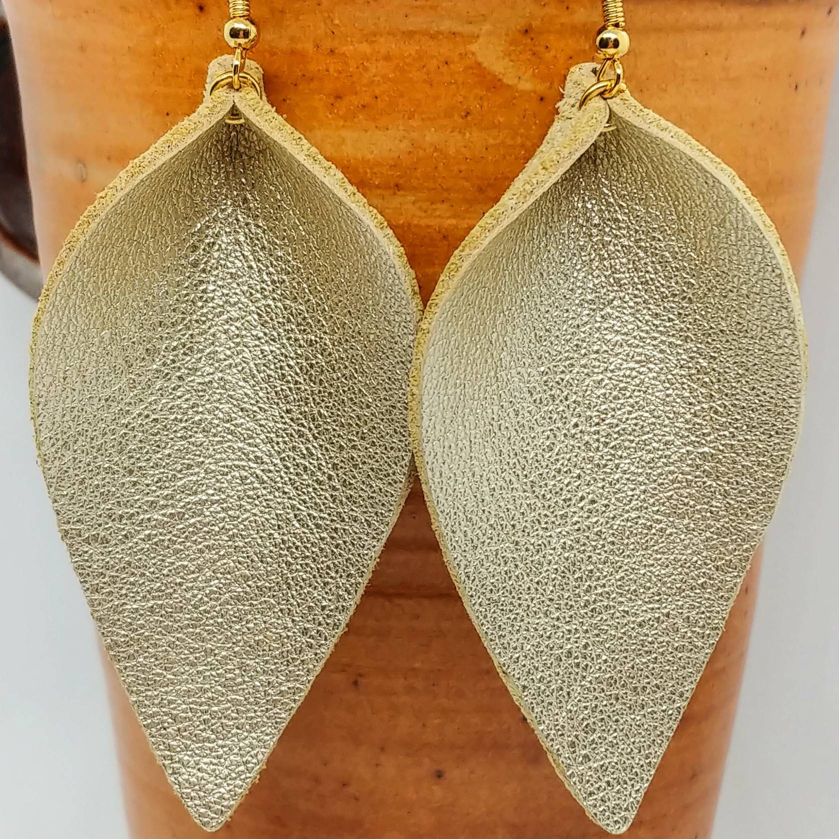 Lederohrringe Hellgold Zia Magnolia Blatt Gefaltet Leicht Gold Metallic Handgemacht Lederohrringe Hellgold Zia Magnolia Blatt Gefaltet Leicht Gold Metallic Handgemacht von HammeredLoveLetters