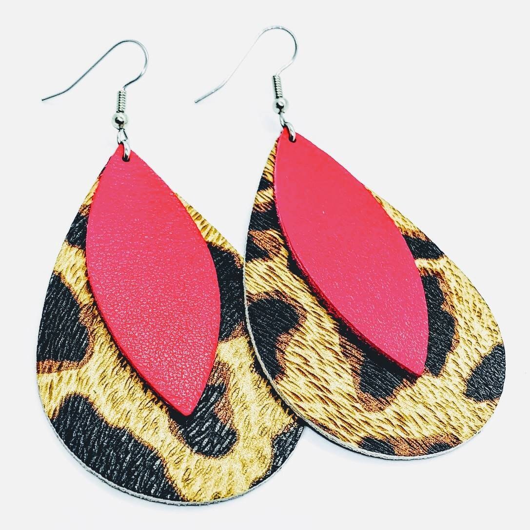 Lederohrringe Leoparden Doubles Gepard Leopard Print Und Pink Blatt Handgemacht By Hammered Love Letters Lederohrringe Leoparden Doubles Gepard Leopard Print Und Pink Blatt Handgemacht By Hammered Love Letters von HammeredLoveLetters