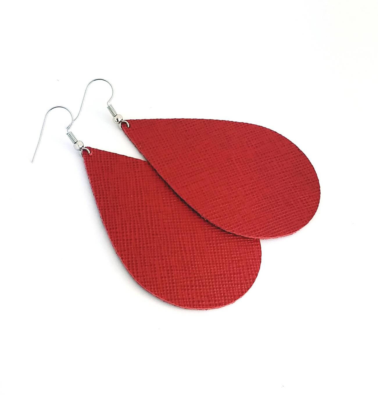 Lederohrringe Rot Saffianoleder Wähle Deine Größe Festes Leder Lederohrringe Rot Saffianoleder Wähle Deine Größe Festes Leder von HammeredLoveLetters
