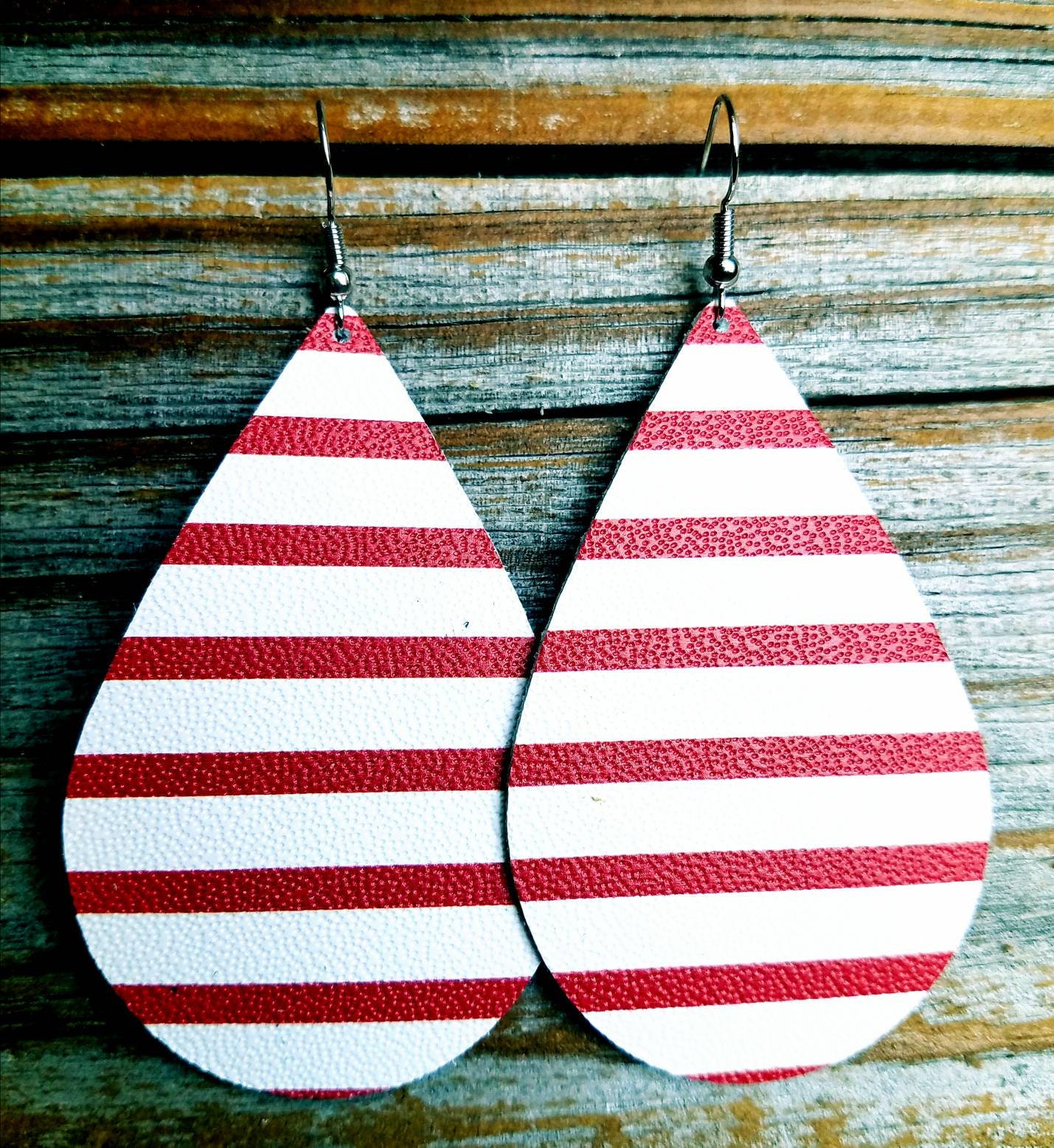 Lederohrringe Rot Weiß Gestreiftes Leder Handgefertigt Von Hammered Love Letters Lederohrringe Rot Weiß Gestreiftes Leder Handgefertigt Von Hammered Love Letters von HammeredLoveLetters