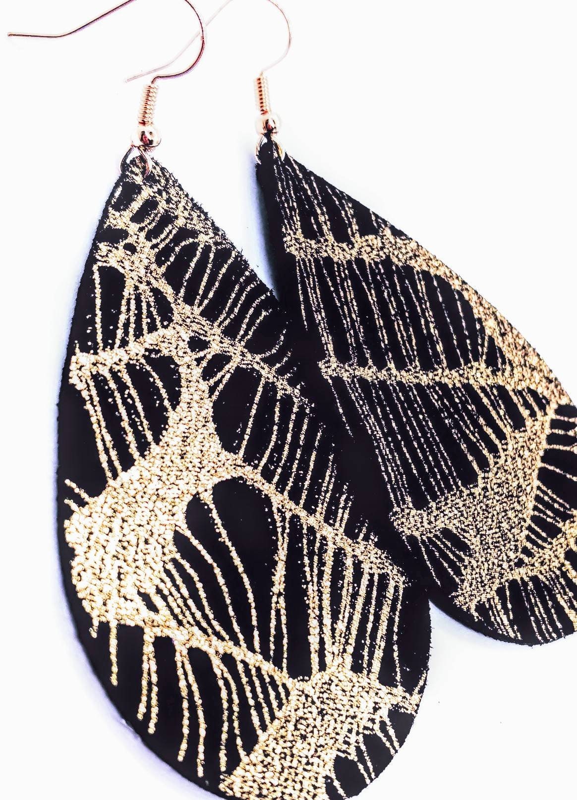 Lederohrringe Schwarz Und Roségold Gewebtes Leder Handgemacht Von Hammered Love Letters Lederohrringe Schwarz Und Roségold Gewebtes Leder Handgemacht Von Hammered Love Letters von HammeredLoveLetters