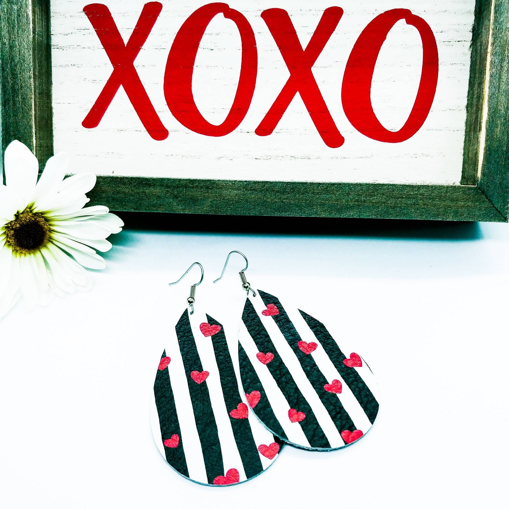 Lederohrringe Schwarz Weiß Gestreift Mit Roten Herzen Valentinstag Special Handgemacht Von Hammered Love Letters Lederohrringe Schwarz Weiß Gestreift Mit Roten Herzen Valentinstag Special Handgemacht Von Hammered Love Letters von HammeredLoveLetters
