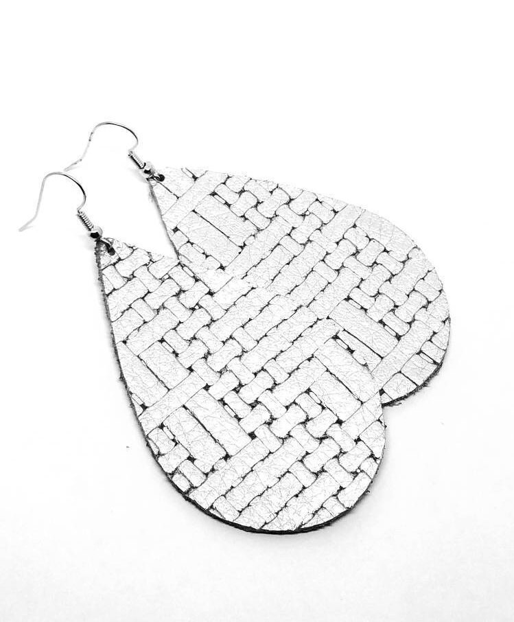 Lederohrringe Silberfarbene Korbwebung in 3 Größen Erhältlich Handarbeit Von Hammerschlag Love Letters Lederohrringe Silberfarbene Korbwebung in 3 Größen Erhältlich Handarbeit Von Hammerschlag Love Letters von HammeredLoveLetters