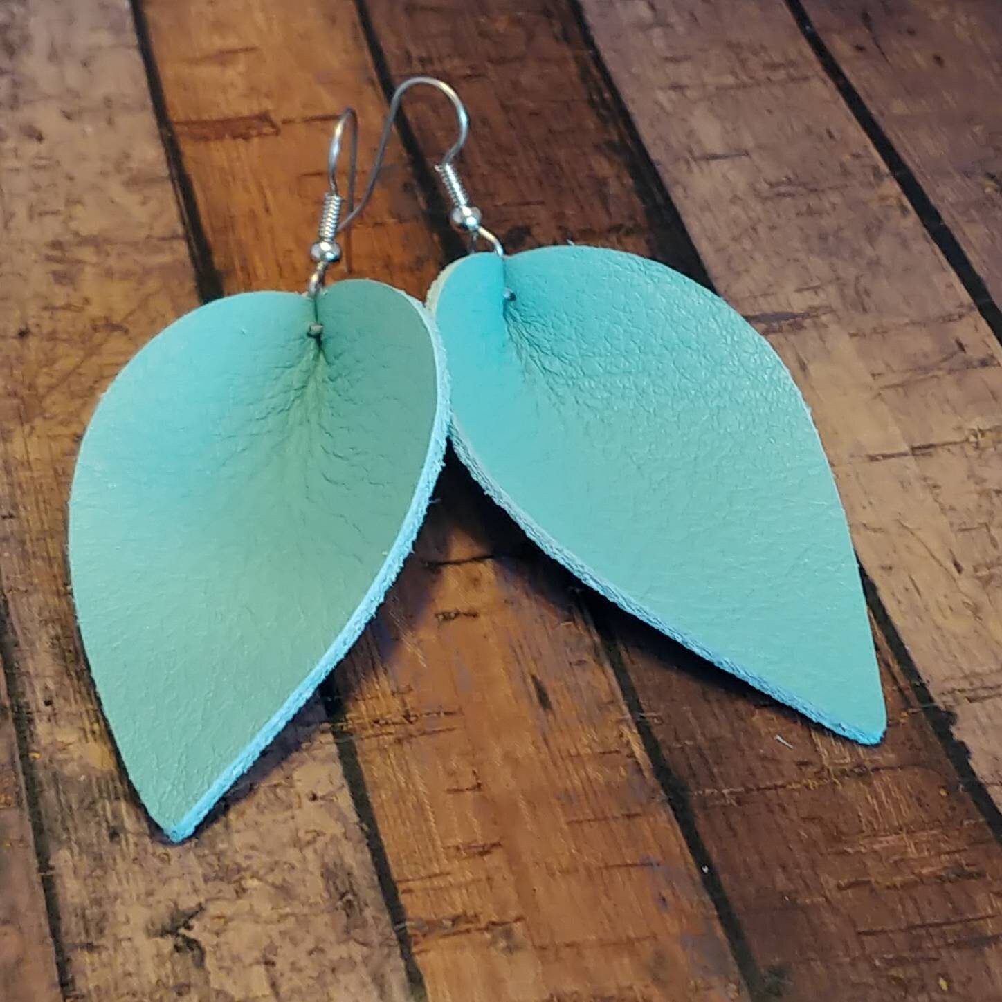 Lederohrringe Zia Joanna Style Magnolienblatt Gefaltet Blatt Rotkehlchen Eiblau Handmade Lederohrringe Zia Joanna Style Magnolienblatt Gefaltet Blatt Rotkehlchen Eiblau Handmade von HammeredLoveLetters