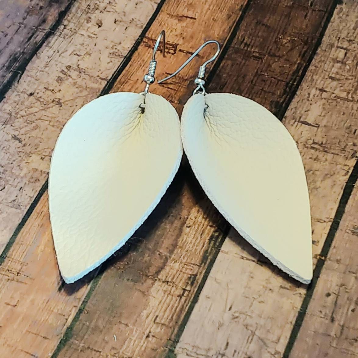 Lederohrringe Zia Magnolia Blatt Joanna Gefaltet Creme, Off White Leder Ohrringe Handgemacht Lederohrringe Zia Magnolia Blatt Joanna Gefaltet Creme, Off White Leder Ohrringe Handgemacht von HammeredLoveLetters