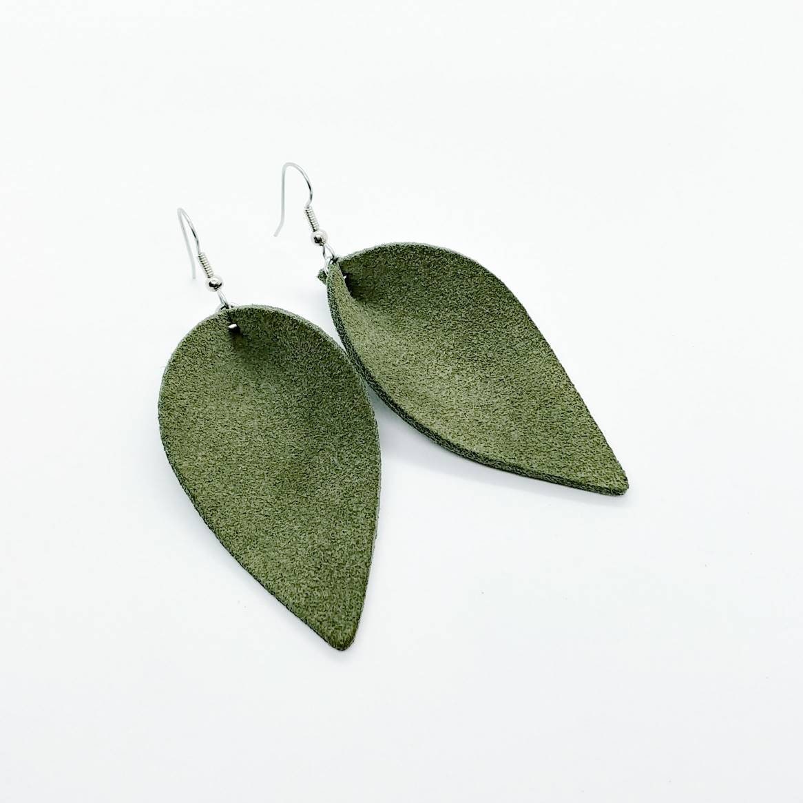 Lederohrringe Zia Magnolie Ohrringe Olivgrün Wildleder Blatt Gefaltet Handgemacht Lederohrringe Zia Magnolie Ohrringe Olivgrün Wildleder Blatt Gefaltet Handgemacht von HammeredLoveLetters