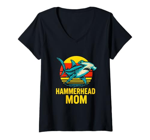 Damen Hammerhead Mom Cute Surfs Up Damen Ocean T-Shirt mit V-Ausschnitt Damen Hammerhead Mom Cute Surfs Up Damen Ocean T-Shirt mit V-Ausschnitt von Hammerhead Harmony - Surf's Up Shark Apparel
