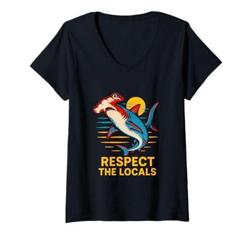 Damen Hammerhead Shark Respektiert die Einheimischen: Vintage Ocean T-Shirt mit V-Ausschnitt Damen Hammerhead Shark Respektiert die Einheimischen: Vintage Ocean T-Shirt mit V-Ausschnitt von Hammerhead Harmony - Surf's Up Shark Apparel