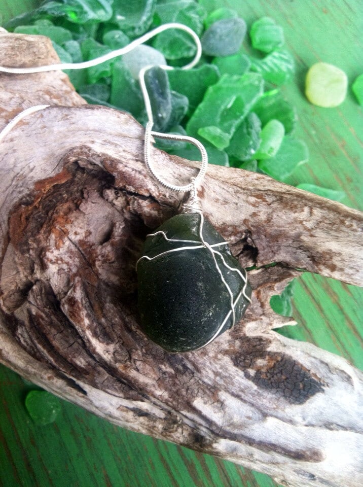 Dark Green Sea Glass Chunks Sterling Silber Halskette Dark Green Sea Glass Chunks Sterling Silber Halskette von HammerheadJunkyard