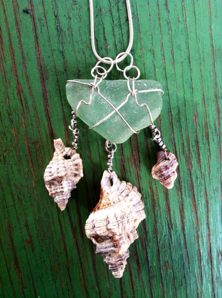 Handgefertigte Sterling Silber Drahtwicklung Über Natural Light Green Sea-Glas Mit Drei Nicobar Tritons Baumelnd Unter Handgefertigte Sterling Silber Drahtwicklung Über Natural Light Green Sea-Glas Mit Drei Nicobar Tritons Baumelnd Unter von HammerheadJunkyard