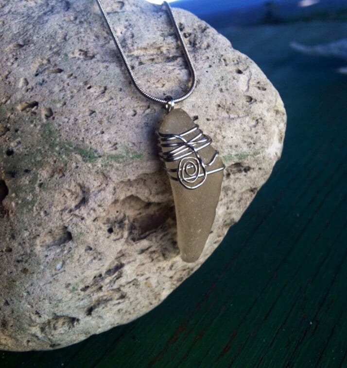 Natürliche Weiße Meer Glas Splitter Gewickelt Draht Aus Nichtrostendem Stahl W/Spirale Akzent An Einer Kette Natürliche Weiße Meer Glas Splitter Gewickelt Draht Aus Nichtrostendem Stahl W/Spirale Akzent An Einer Kette von HammerheadJunkyard