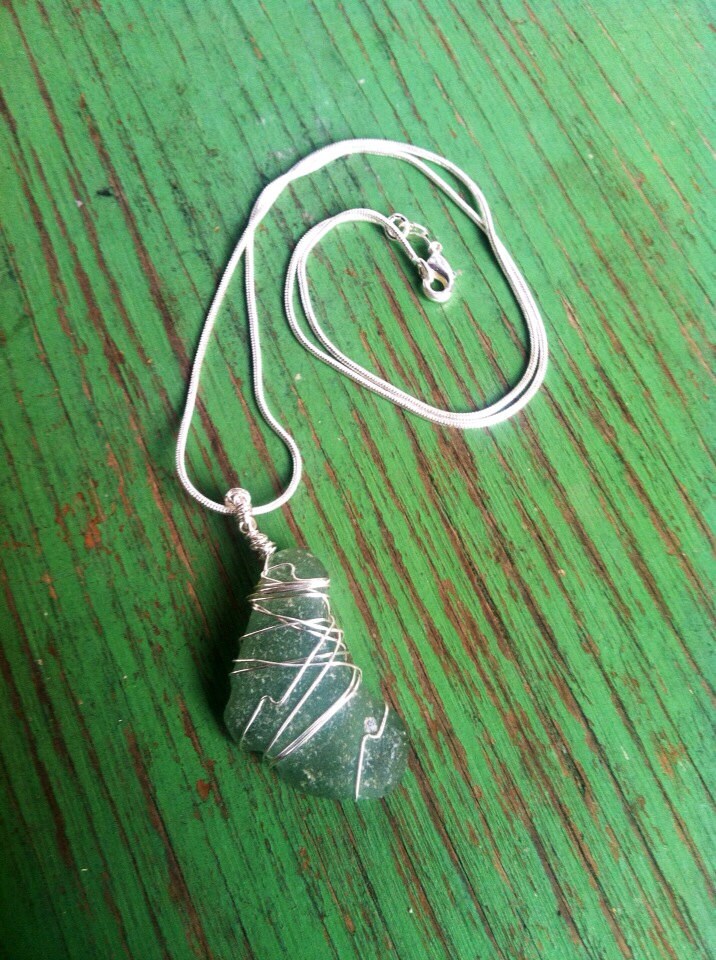 Sea Foam Glass Sterling Silber Halskette Sea Foam Glass Sterling Silber Halskette von HammerheadJunkyard