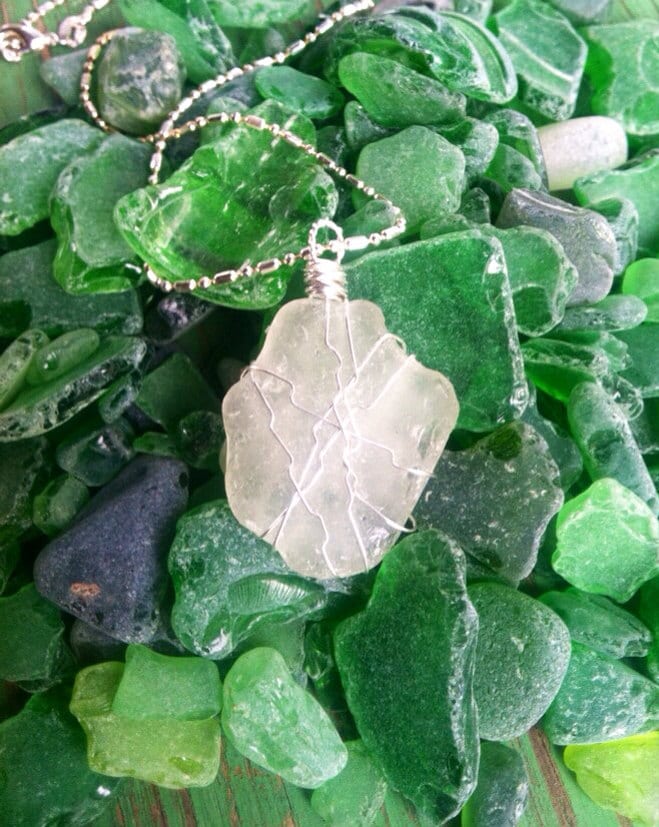Snow White Sea Glass Sterling Silber Draht Gewickelt Halskette Snow White Sea Glass Sterling Silber Draht Gewickelt Halskette von HammerheadJunkyard