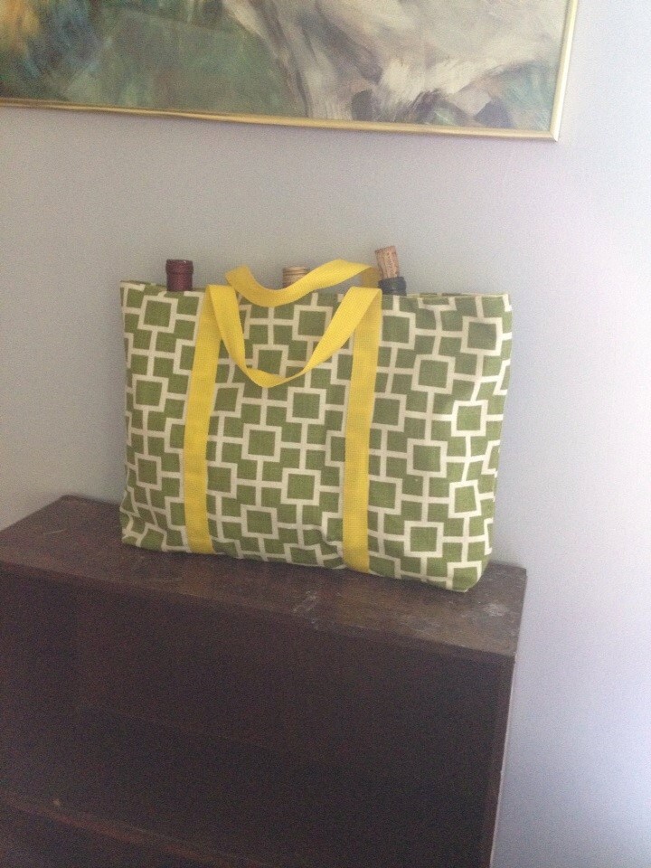 Grüne Und Gelbe Booze Tasche von HampsherDesigns