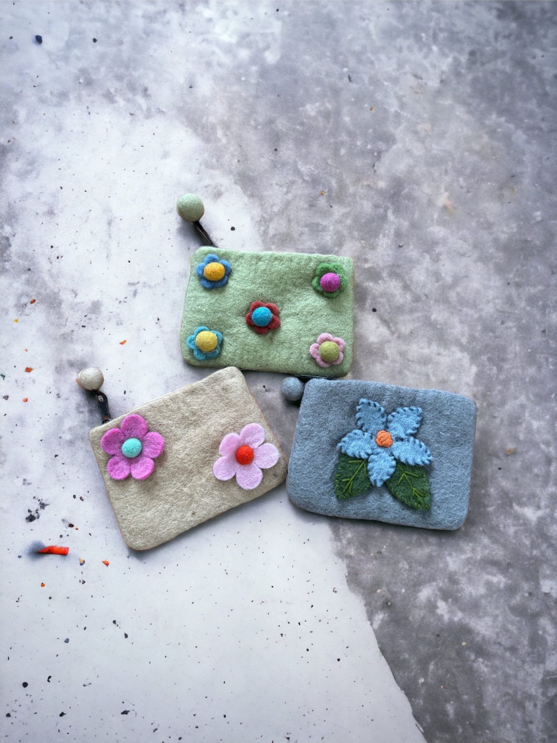 Handgemachte Filztasche Mit Reißverschluss Und Blumenmuster - 100 Fair Trade Wolle Mehrere Farben Erhältlich Tolle Geschenkidee von HamroHemp