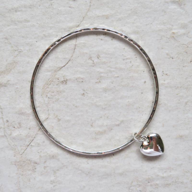 Gehämmerter Sterling Silber Armreif Mit Puffy Herz Anhänger - Größe Medium Gehämmerter Sterling Silber Armreif Mit Puffy Herz Anhänger - Größe Medium von HanaMauiCreations