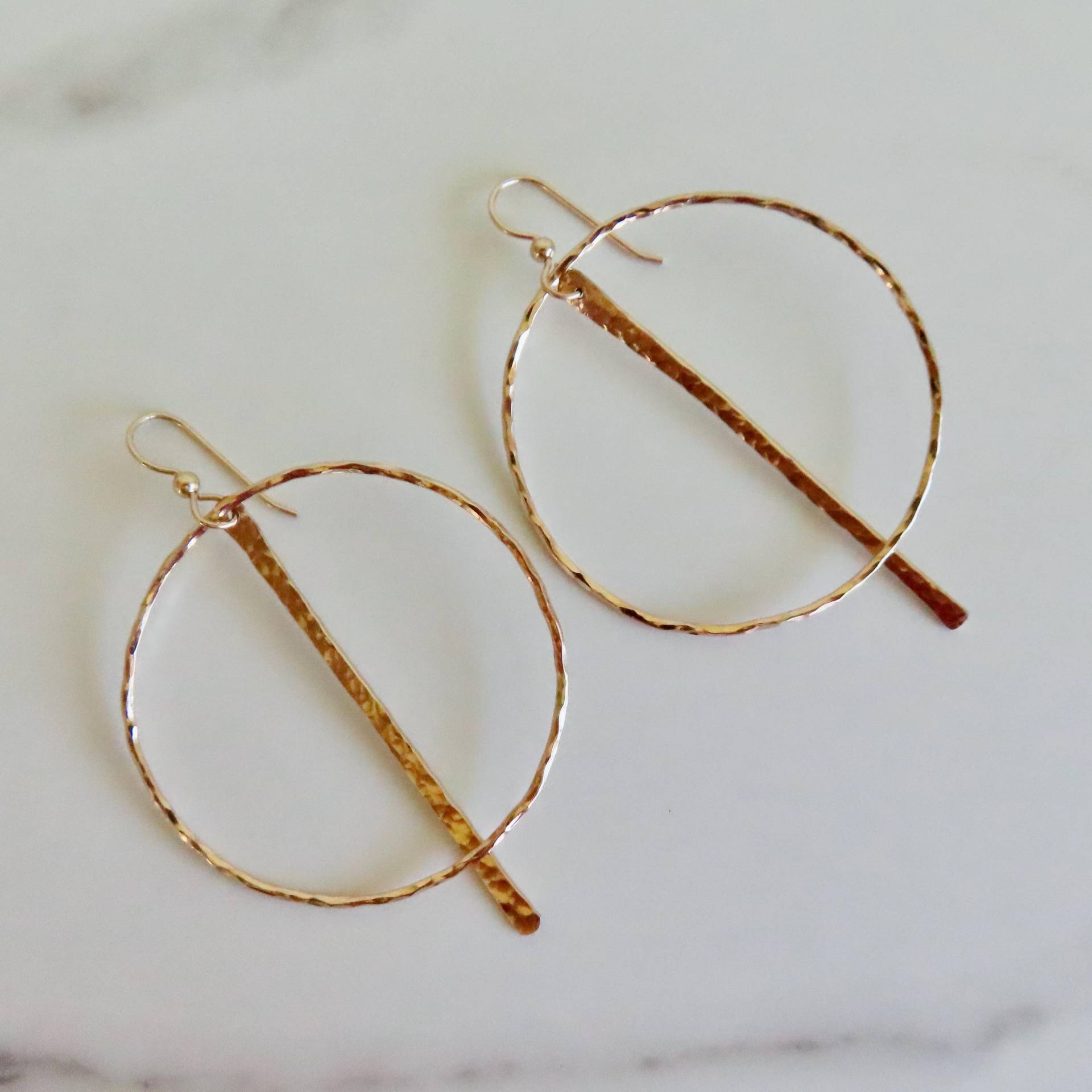 Gold Hoop Bar Ohrring, Handgemachte Gehämmerte Creolen von HanaMauiCreations