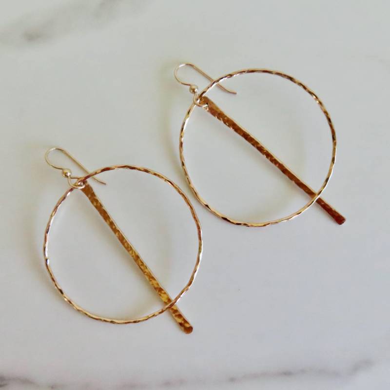 Gold Hoop Bar Ohrring, Handgemachte Gehämmerte Creolen von HanaMauiCreations