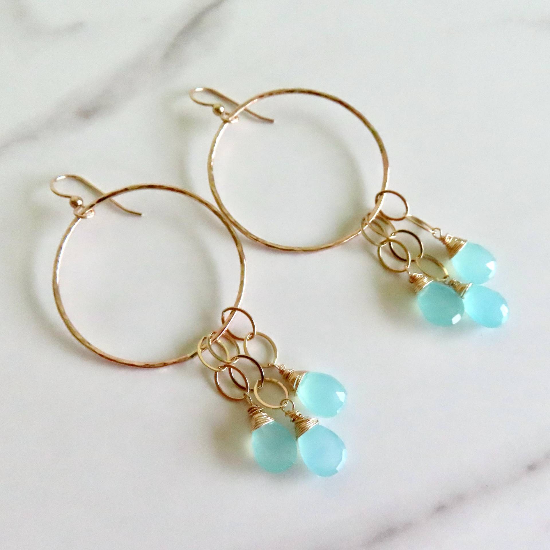 Goldene Creolen Handgemachte Gehämmerte Aqua Chalcedon Edelstein-Ohrringe von HanaMauiCreations