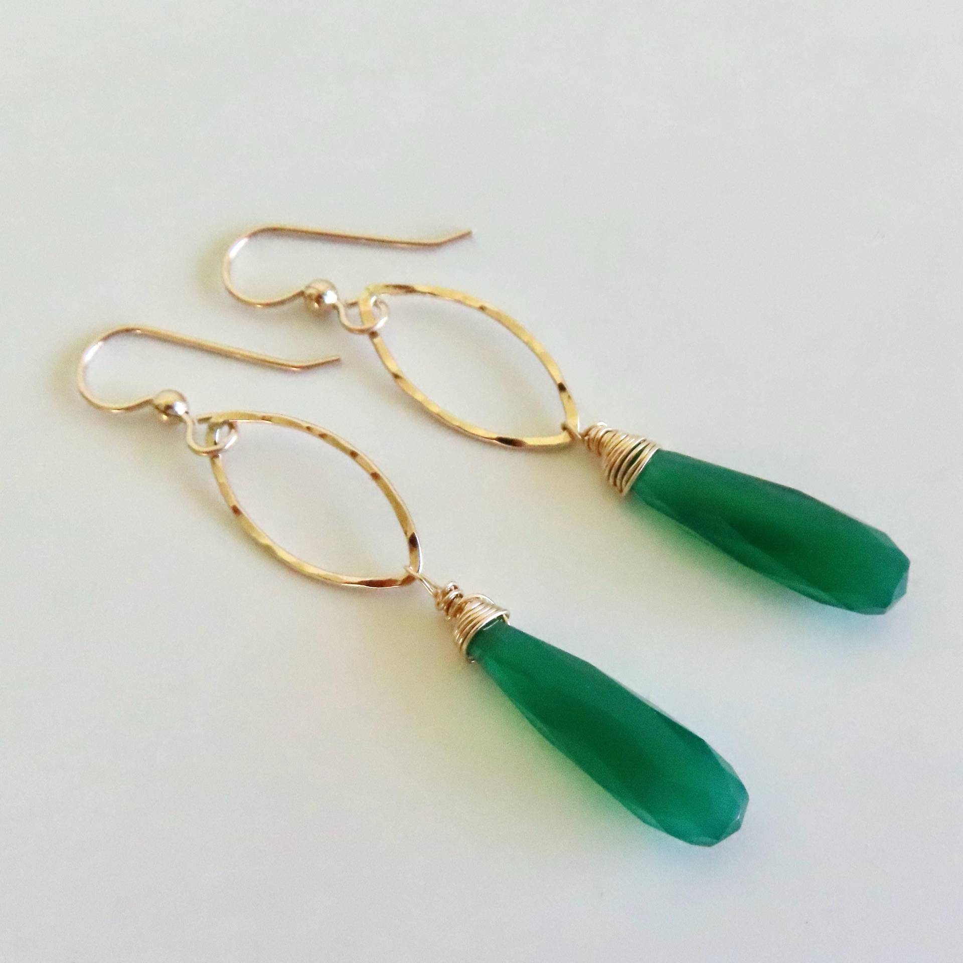 Grüner Onyx Ohrringe, Golddraht Gewickelt Baumeln Ohrringe von HanaMauiCreations