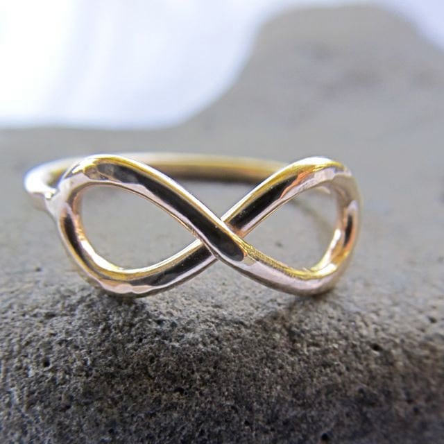 Handgemachter 14K Gold Fill Infinity Ring Freundschaftsschmuck Handgemachter 14K Gold Fill Infinity Ring Freundschaftsschmuck von HanaMauiCreations