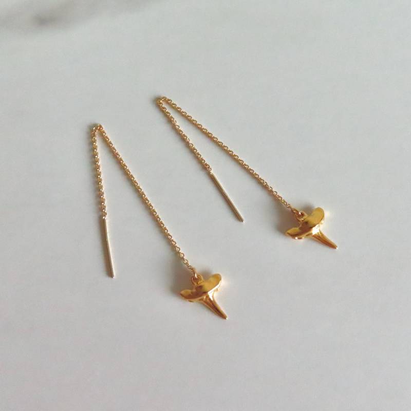 Shark Tooth Threader Earrings Long Gold Chain Dangle, Hawaii Beach Jewelry, Earring Threaders, Girls Gift, Mermaid Fashion, Stocking Stuffer von HanaMauiCreations